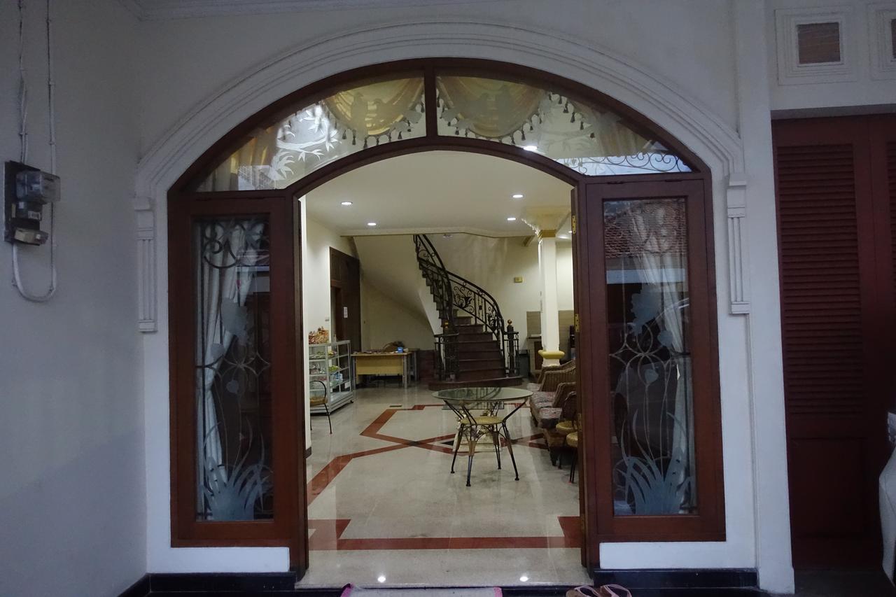 Auberge de jeunesse The Backpacker Semarang Extérieur photo
