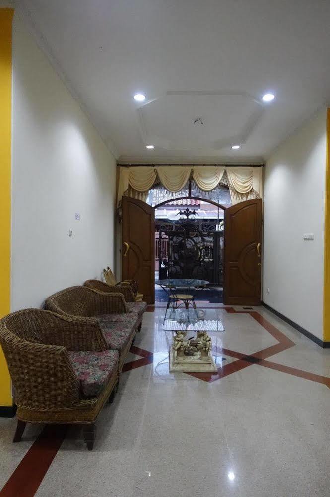 Auberge de jeunesse The Backpacker Semarang Extérieur photo